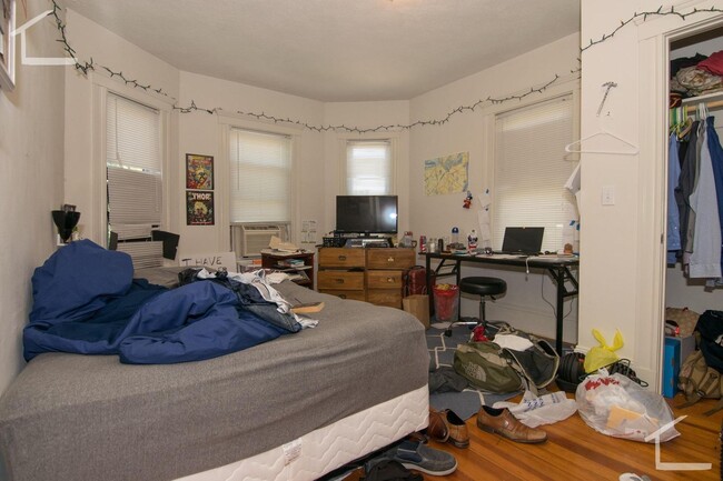 Building Photo - Nice 3BR/1Bath Multi Family Unit in Brighton!