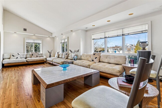 Building Photo - 22 Meadow Ln