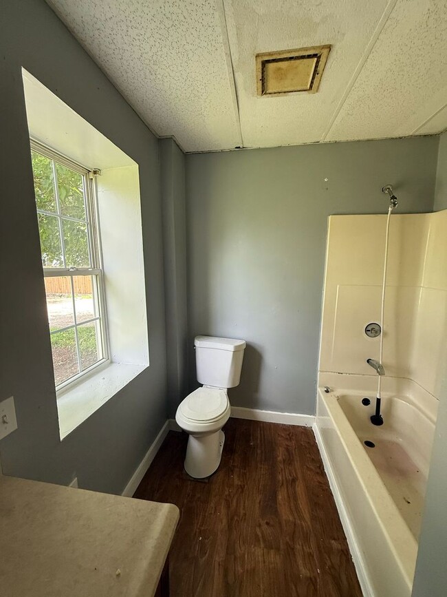 Building Photo - 3 bedrooms 1 bath