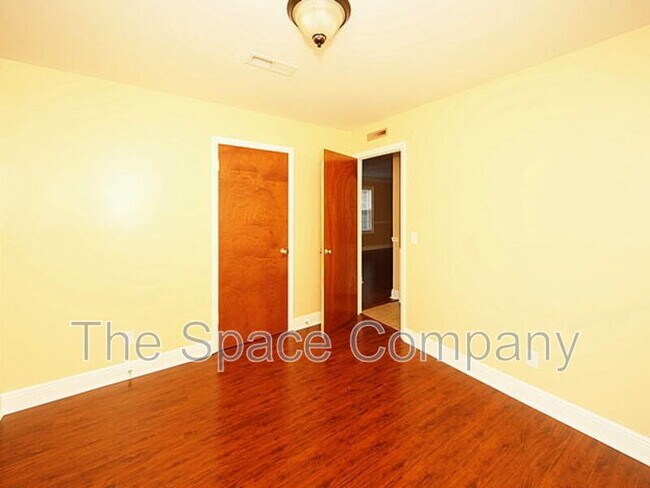 Building Photo - 995 King St