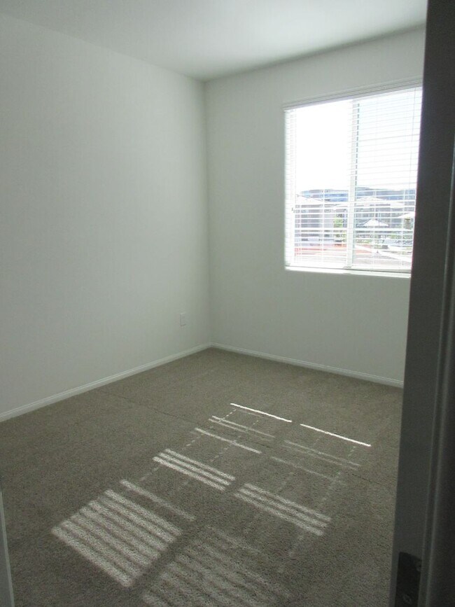 Building Photo - Brand new Beautiful 3bed 2bath townhome