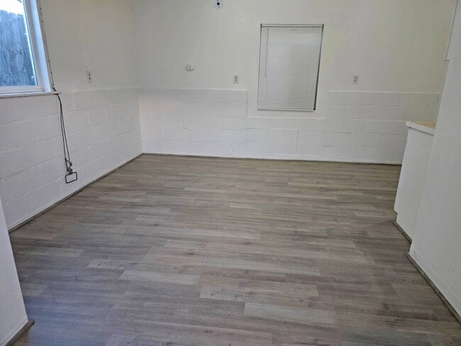 Building Photo - 13801 S Vermont Ave