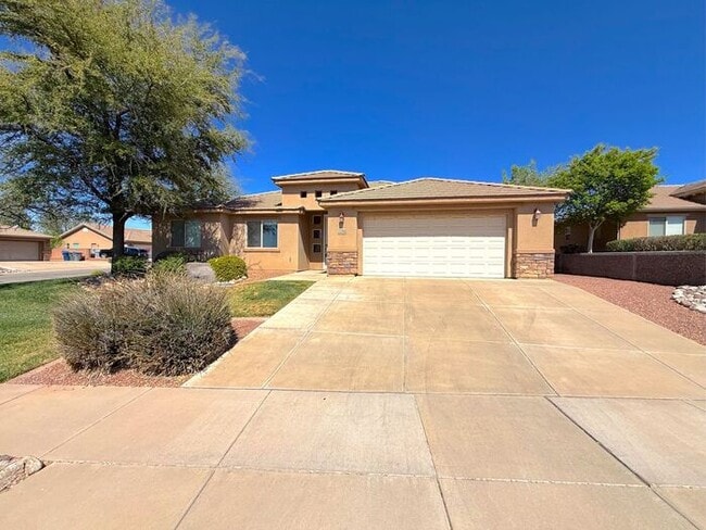 Building Photo - 3 bed, 2 bath home with 2 car garage