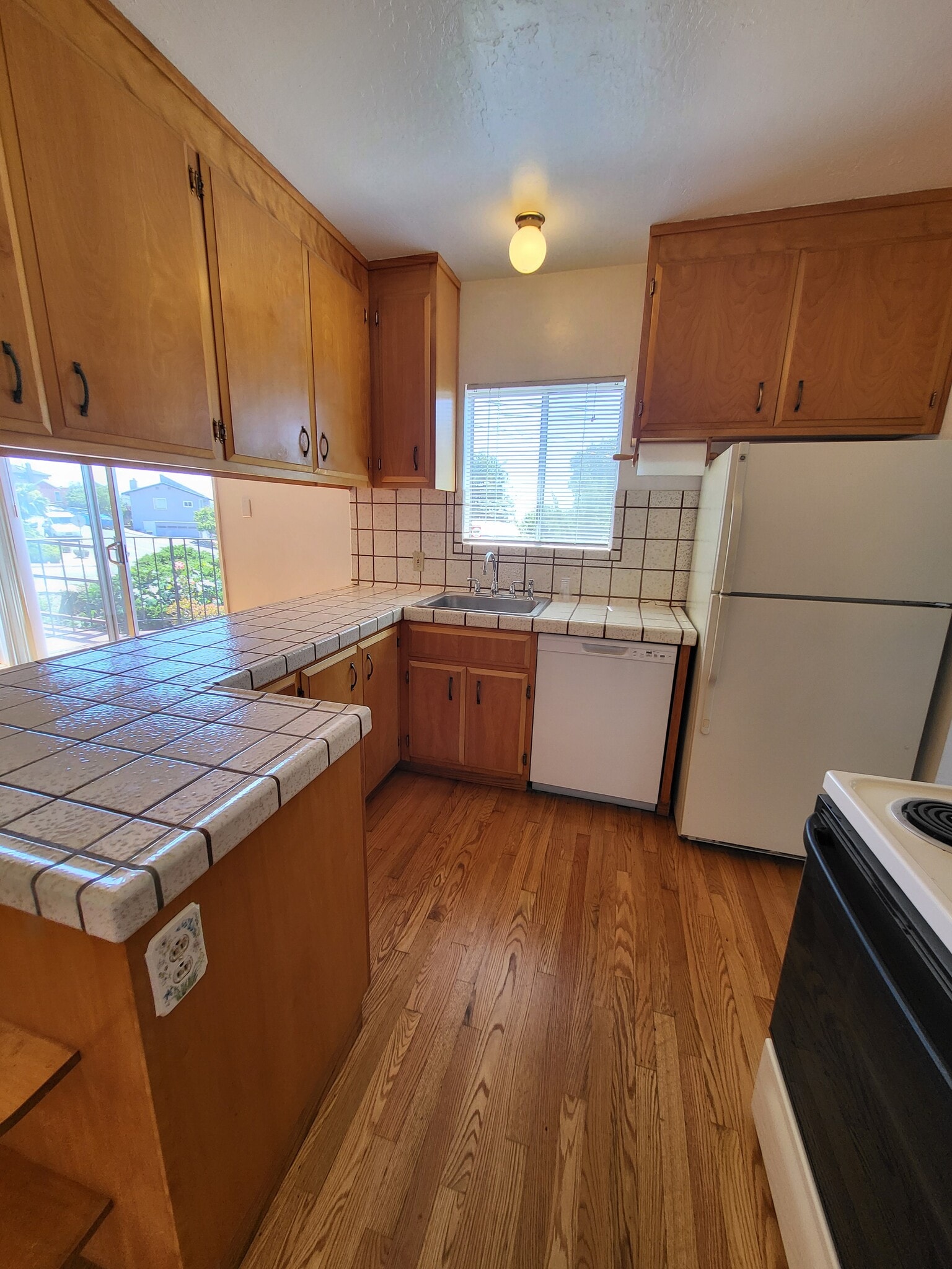 Building Photo - 906 Balra Dr