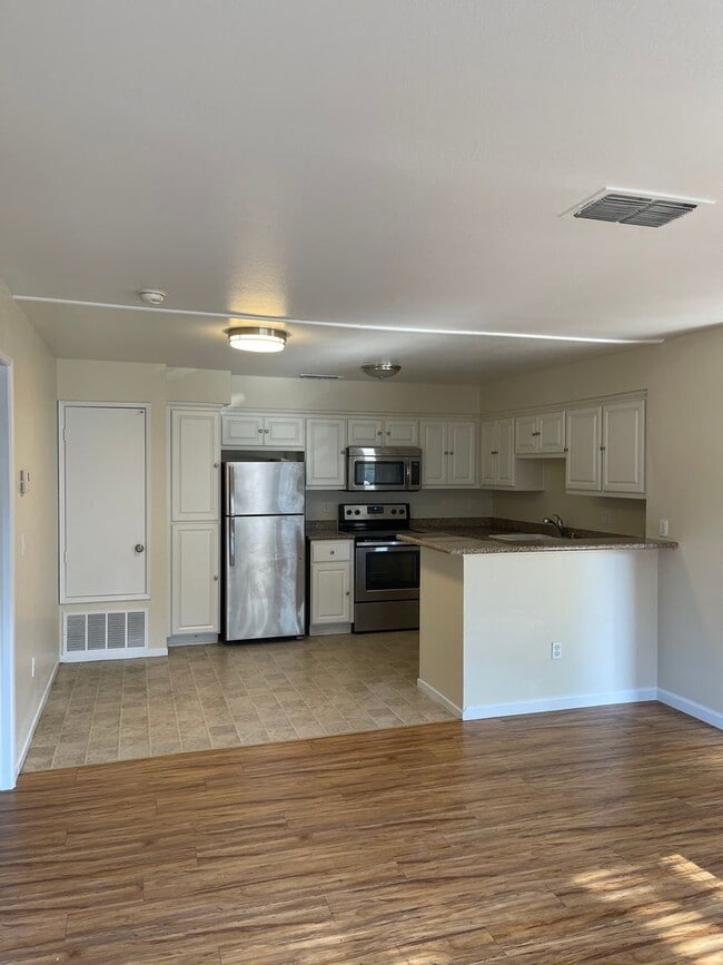 Building Photo - DOWNSTAIRS CONDO IN GATED COMMUNITY