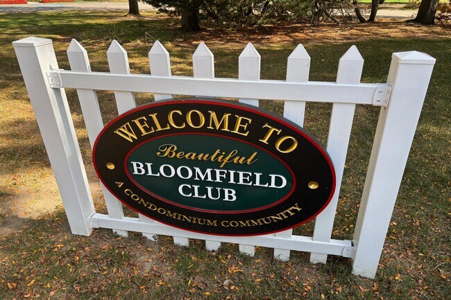 Building Photo - 689 E Fox Hills Dr