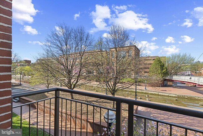 Building Photo - 35 E All Saints St