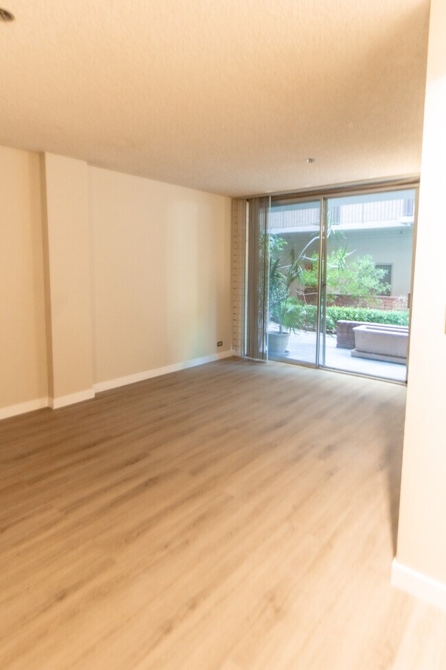 Living Room - 1440 Veteran Ave