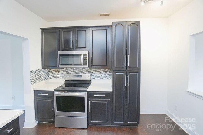 Building Photo - 9858 Treeside Ln