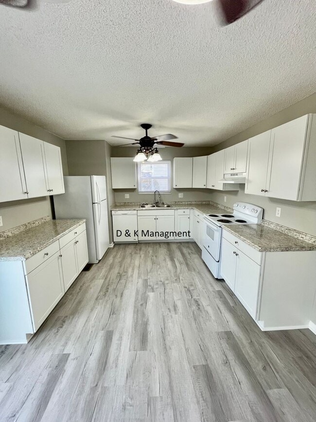 Building Photo - ***COMING SOON*** Beautiful 3 Bedroom, 2.5 Bath Home in the Cedar Bluff Area of Knoxville! Availa...