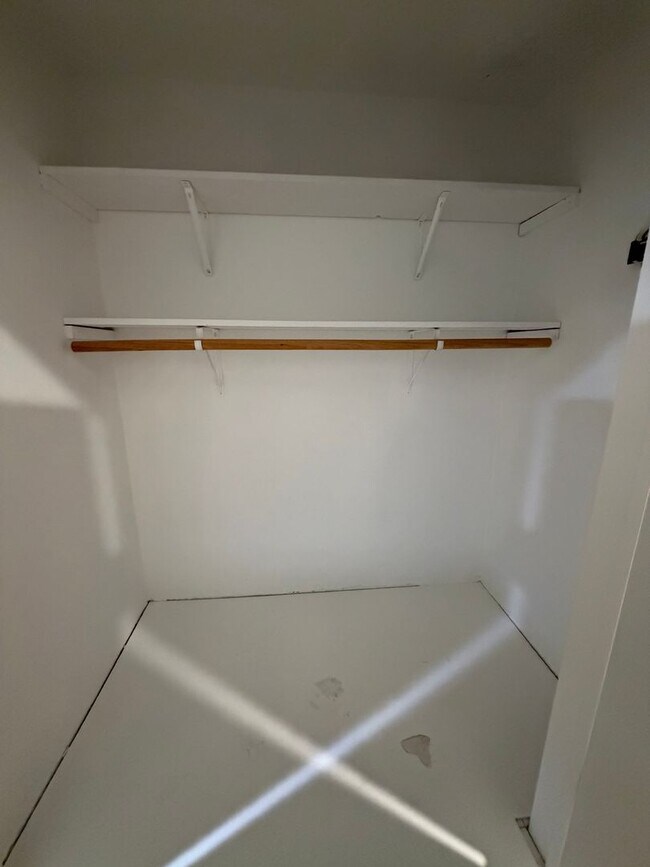 Building Photo - 3 Bedroom 2 Bath Home With Ample Storage