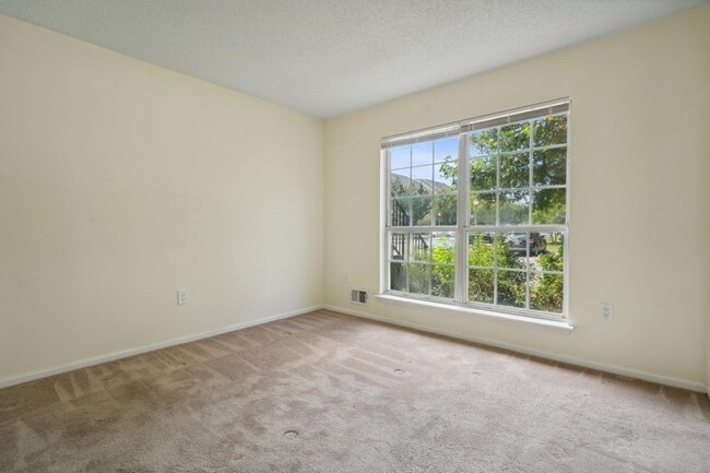 Building Photo - 14 Walnut St