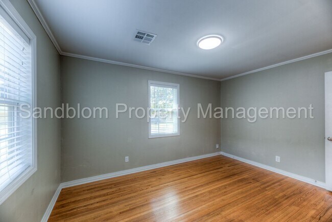 Building Photo - FOR LEASE | Tulsa | $1500 Rent | 3 Bed, 2 Bath Home