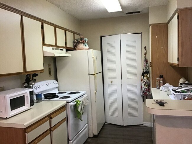 Building Photo - 2 Bedrm (Tradewinds) Condo For Rent ***SEE...