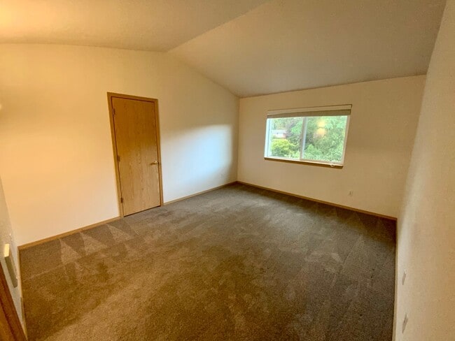 Building Photo - Large 2 Bedroom. 1.5 Bath Townhouse with G...