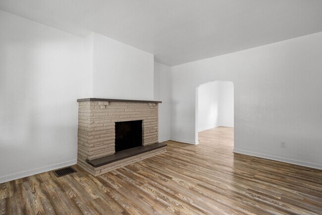 Building Photo - Stunning 3 bedroom home in Pittsburgh avai...