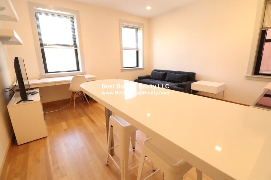 Building Photo - 115 Mt Auburn St