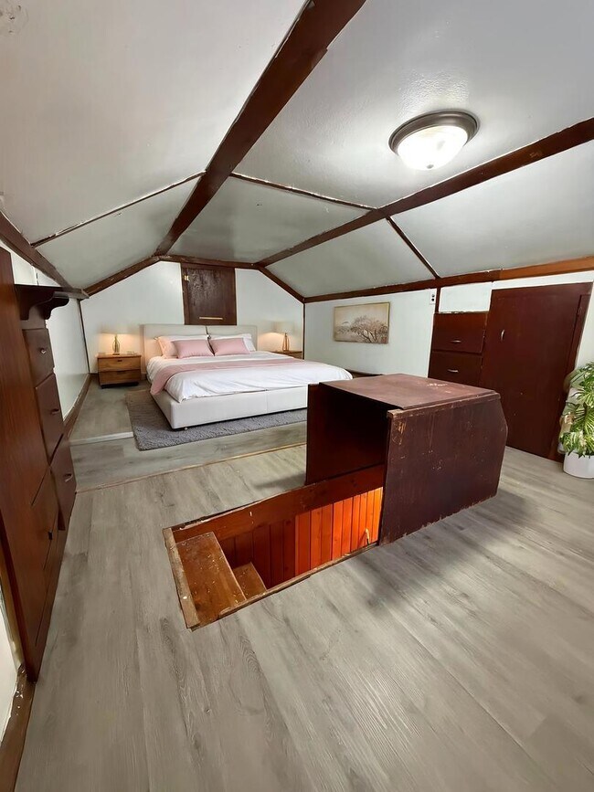 Building Photo - 120 Peale St