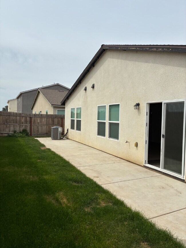 Building Photo - Modern Convenience and Luxury!! Move In Ready with Full Appliance Package!