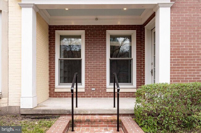 Building Photo - 910 Powhatan St