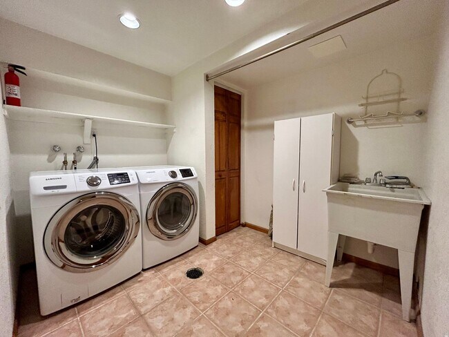 Building Photo - Beautiful & Bright Corner Condo in North Boulder