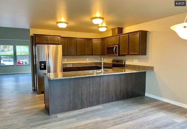 Building Photo - Charming 7 bedroom, 3 bath home available in August!