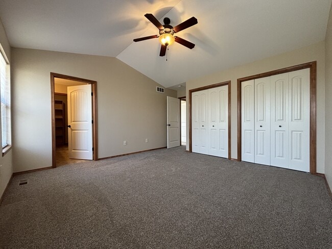 Building Photo - 415 Aaron Dr