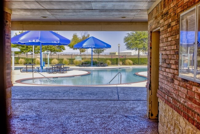 Building Photo - Beautifully Maintained 4 bed/3bath 2 Story...