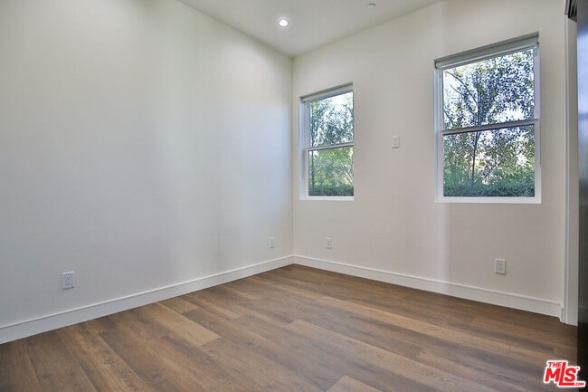 Building Photo - 8503 Belford Ave