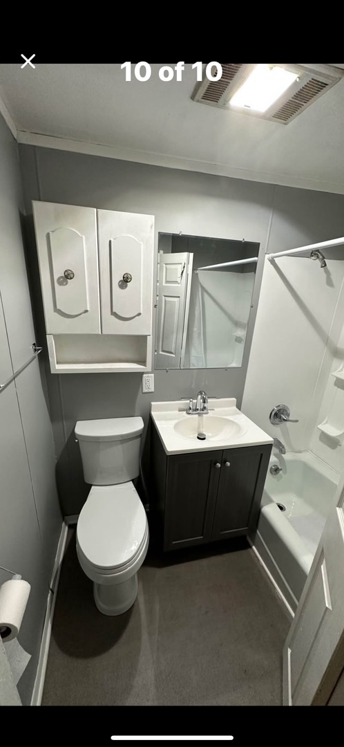 Building Photo - Cozy two Bedroom House