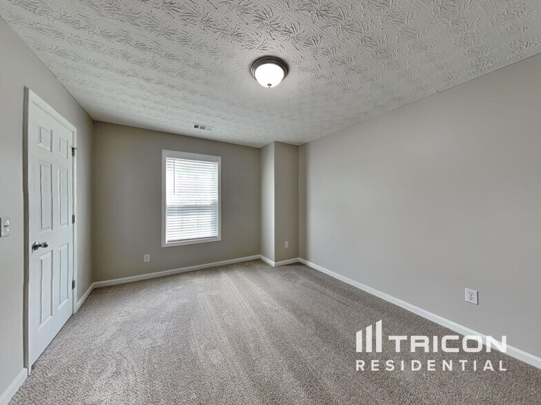 Building Photo - 714 Thompson Ridge Dr