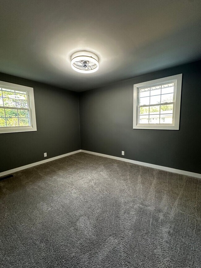 Building Photo - Fully Renovated in the Heart of Hendersonv...