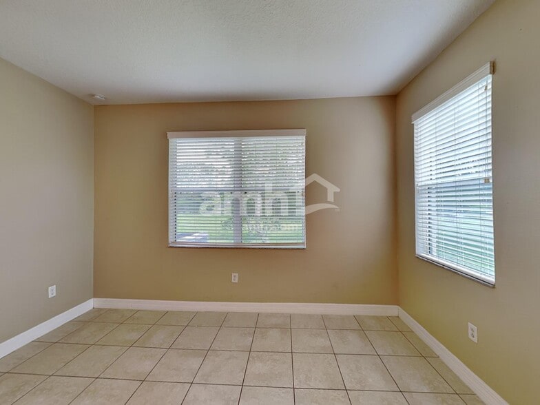 Building Photo - 1900 Strathmore Cir