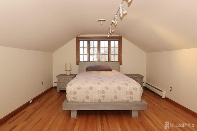 Building Photo - 240 Twin Oaks Terrace