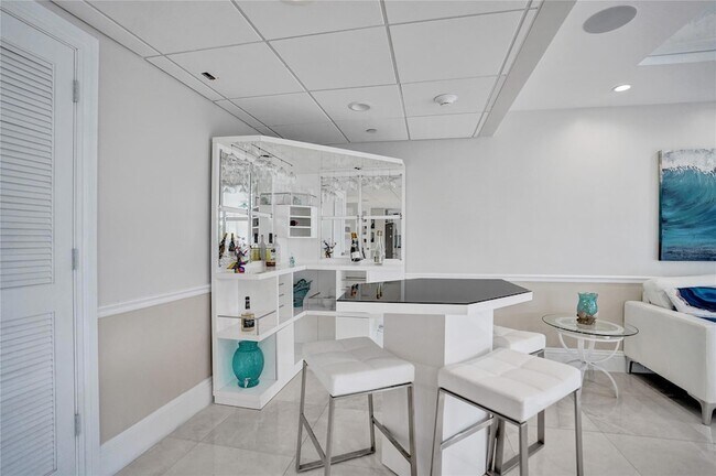 Building Photo - 1150 Hillsboro Mile Unit 1016