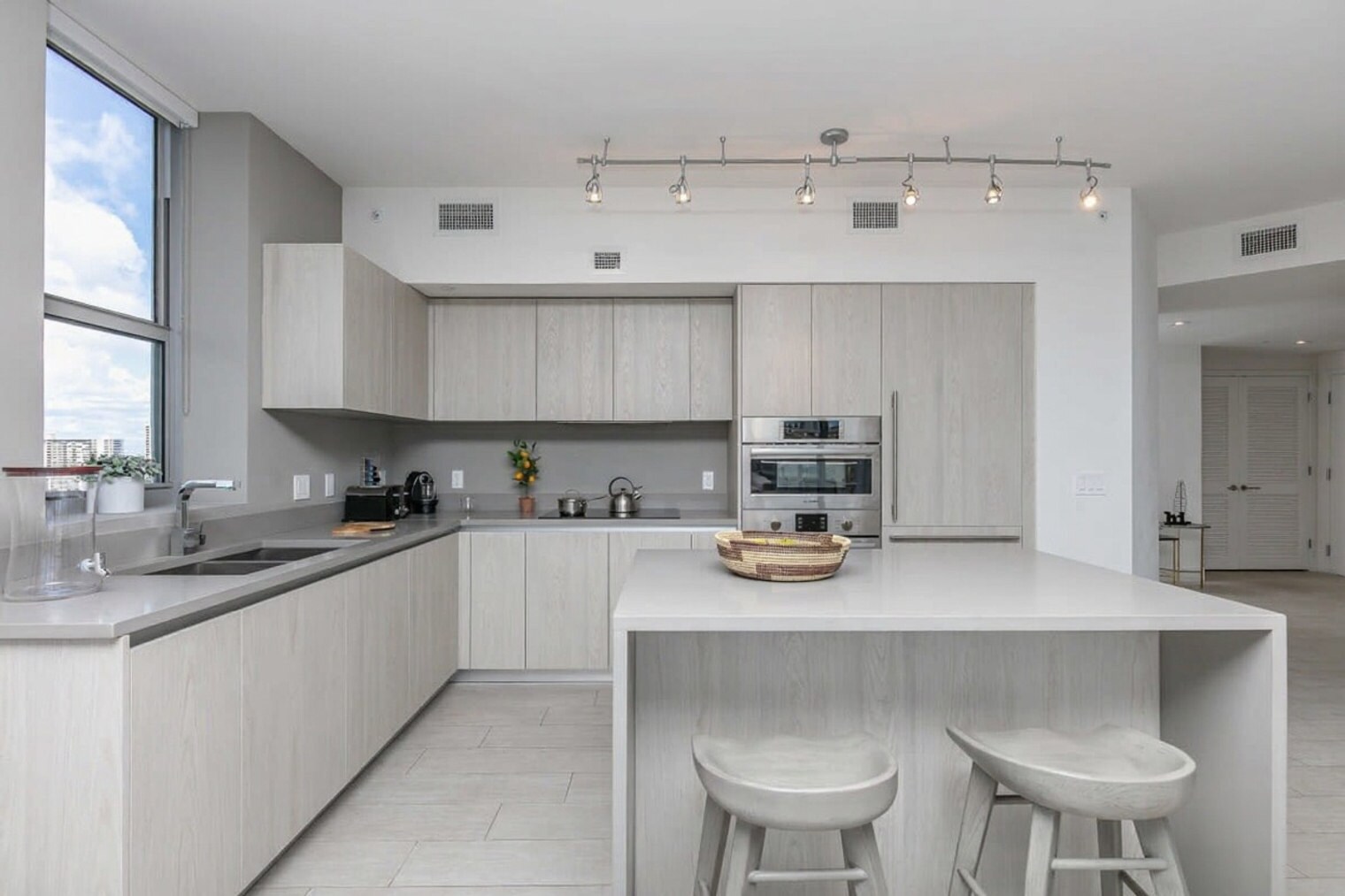 Building Photo - 4010 S Ocean Dr