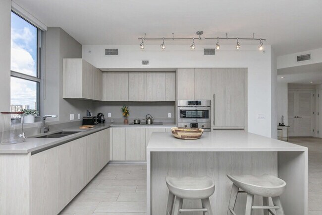 Building Photo - 4010 S Ocean Dr