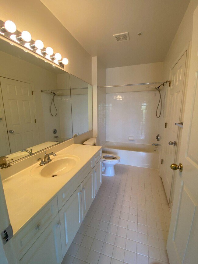 Building Photo - 7000 Falls Reach Dr