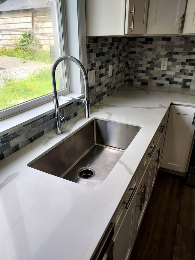 Building Photo - 2 Story Remodeled Single-Family Home in Po...