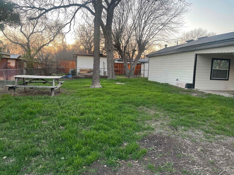 Building Photo - 202 Las Palmas Dr