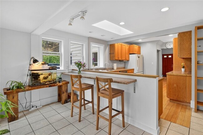 Building Photo - 204 Roat St