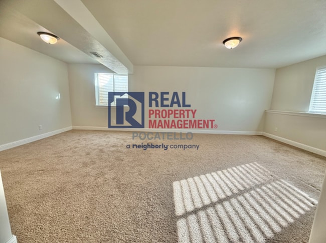 Building Photo - Beautiful 4 bed 3 bath home - 2 car garage...