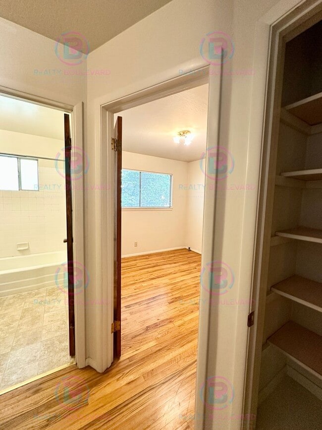 Building Photo - Delightful One-Bedroom + Office Near Idlew...