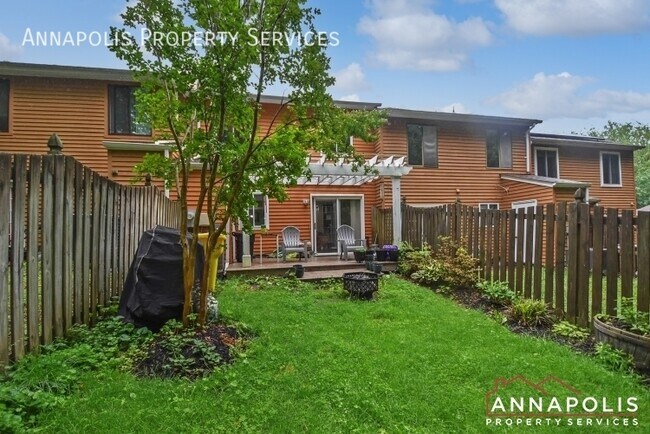 Building Photo - 1110 Commanders Way S