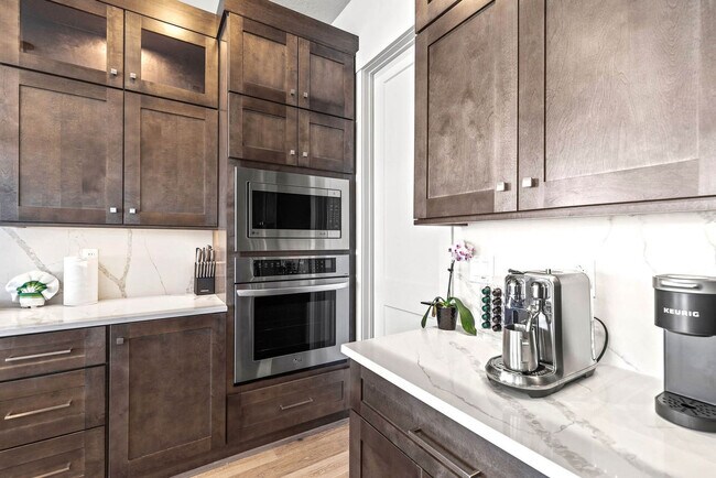 Building Photo - 6537 Silver Creek Dr