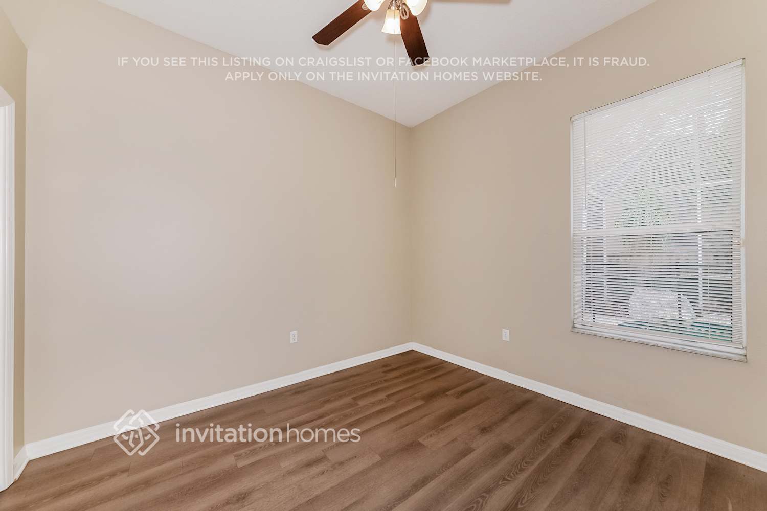 Building Photo - 3960 Woodview Dr