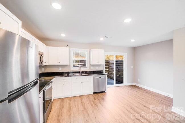 Building Photo - 604 W 8th St