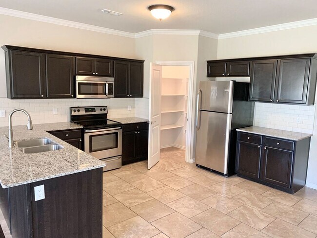 Building Photo - Townhome for Rent in Rogers - 3 bedrooms, ...