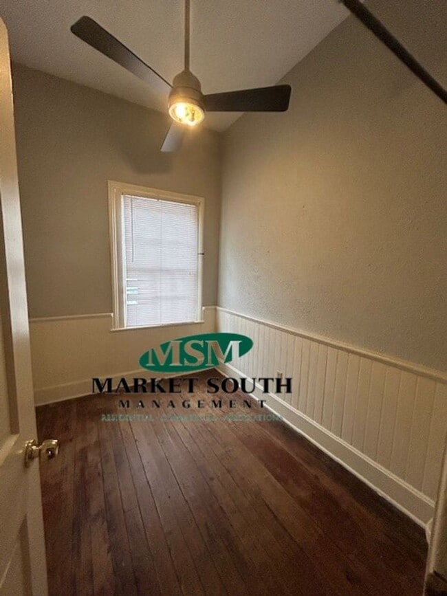 Building Photo - HISTORIC DOWNTOWN ONE BEDROOM!