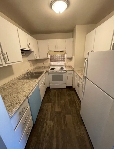 Kitchen - Harbor Ridge Apartments